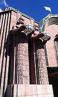 Statues_at_Helsinki_Central_Train_Station